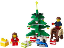 40058 Decorating the Tree